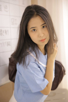 饭桌上故意张开腿让公